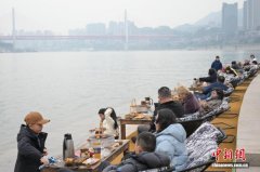 重庆：民众长江畔“围炉煮茶”乐享冬日时光